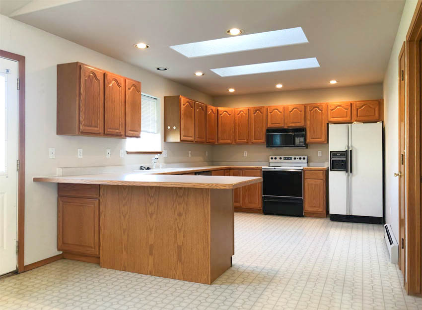 653 Fenton has a large kitchen with lots of storage, skylights, and a garden window overlooking the back yard. There is also a breakfast bar and small pantry!