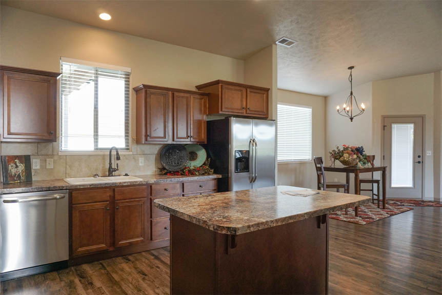 Gorgeous kitchen with island & pantry